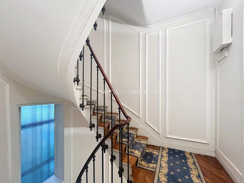 Appartement 2 chambres meublé PARIS 8 - 92 m²;