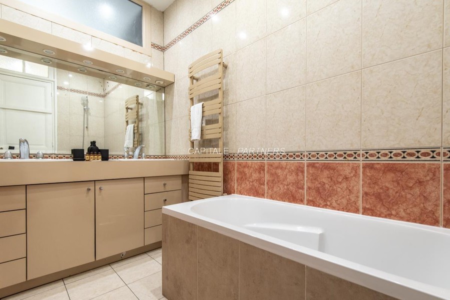 Appartement 4 chambres meublé PARIS 17 - 258 m²;