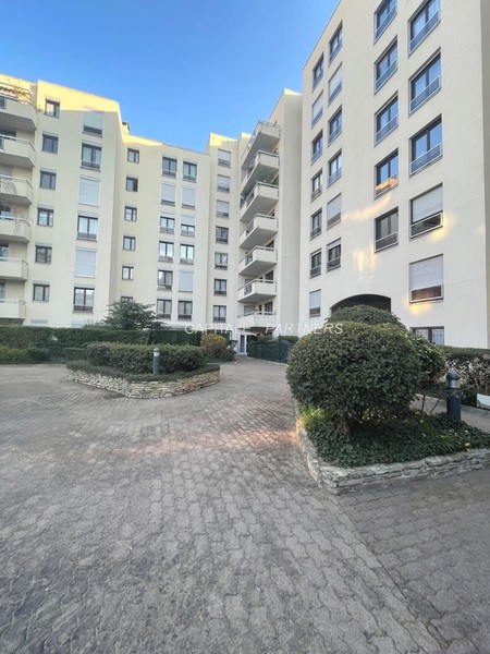 Appartement 2 chambres meublé COURBEVOIE - 65 m²;