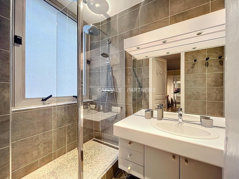 Appartement 2 chambres meublé PARIS 8 - 92 m²;